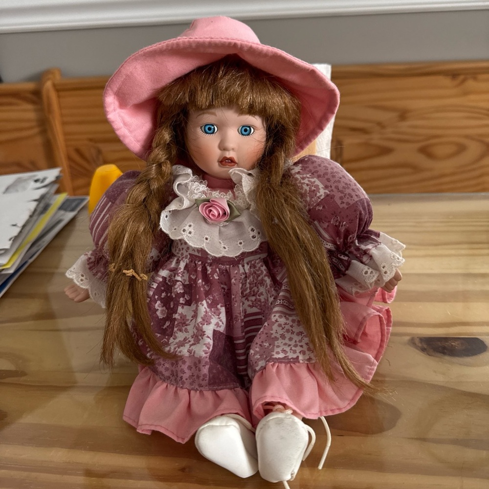 WIND-UP/MUSICAL Adorable Collectable Doll